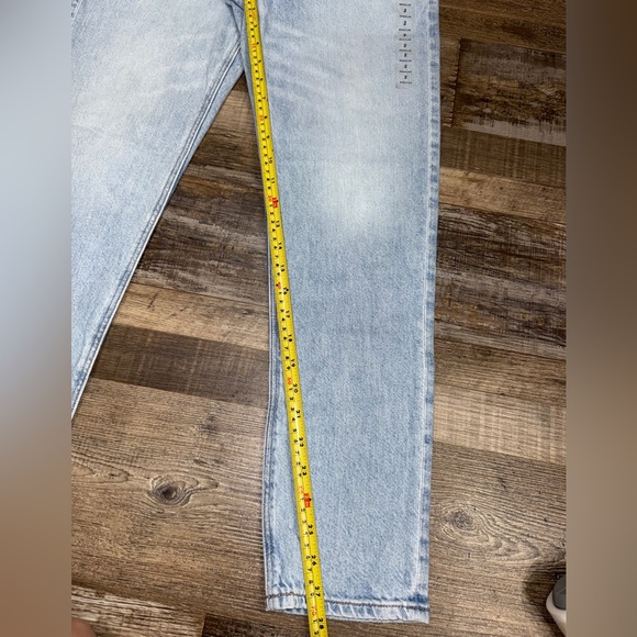 American Eagle Mom Jeans Strigid High Rise Light Wash Denim Size 2 NWT - Picture 2 of 7